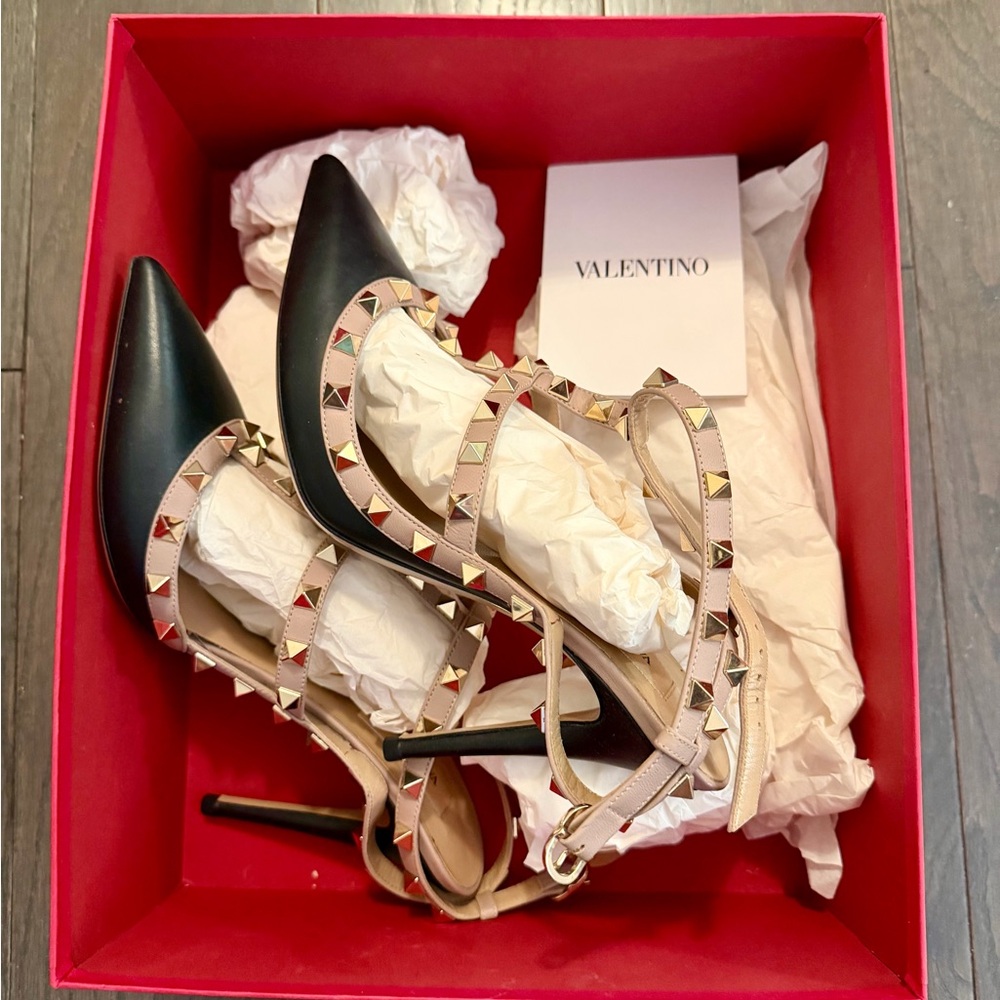 Valentino Black and Cream Rockstud leather Heels Size 39 (8-8 1/2 U.S.)